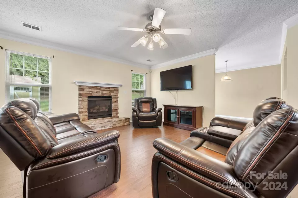 Living - 813 Raindrops Rd, Gastonia, NC 28054 photo 1 of 2