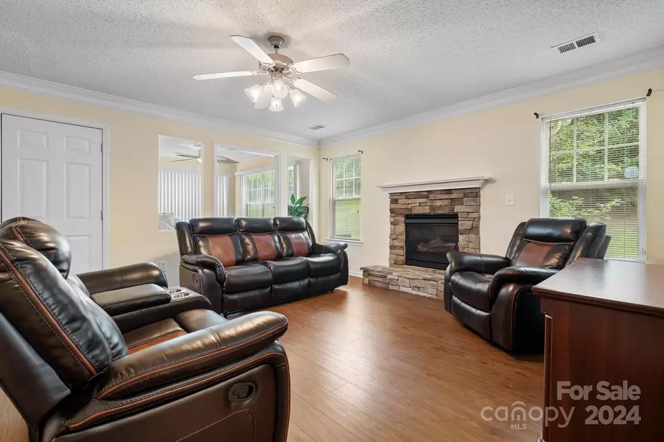 Living - 813 Raindrops Rd, Gastonia, NC 28054 photo 2 of 2