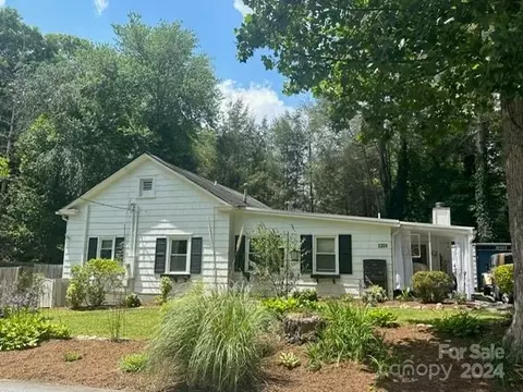 1219 Fourth W Ave W, Hendersonville, NC 28739