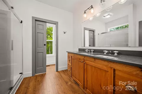 Bath - 1396 Braewick Rd, Tryon, NC 28782 photo 1 of 3