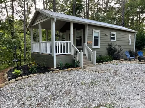 104 Bear Pen Cv, Franklin, NC 28734