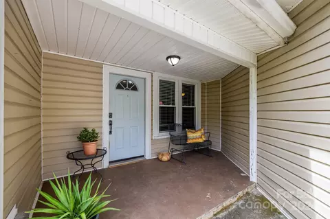 Exterior - 284 8th Ave, Cramerton, NC 28032 photo 4 of 7