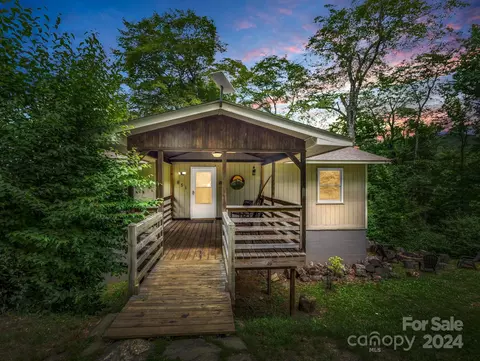 851 Spruce Flats Rd, Maggie Valley, NC 28751
