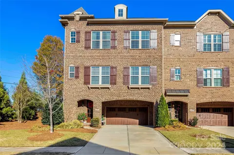6436 Fairway Row Ln, Charlotte, NC 28277