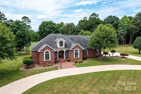 180 Catawba Shores Ln, Hickory, NC 28601