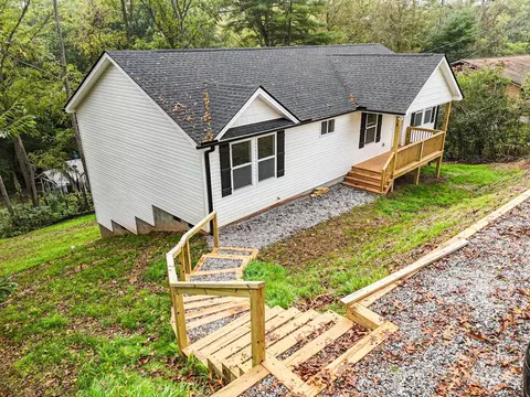 493 Thompson St, Canton, NC 28716