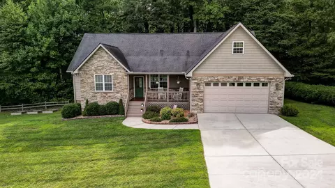 264 N Crab Meadow Dr, Hendersonville, NC 28739