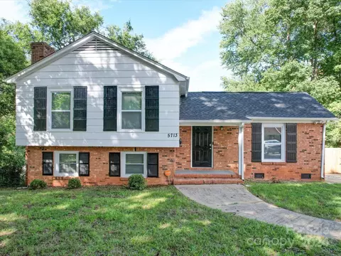 5713 Barrington Dr, Charlotte, NC 28215