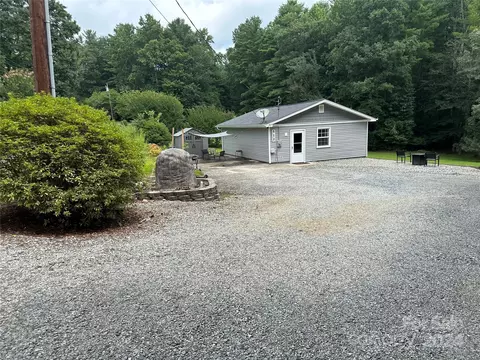 512 Crestwood Rd, Hendersonville, NC 28739