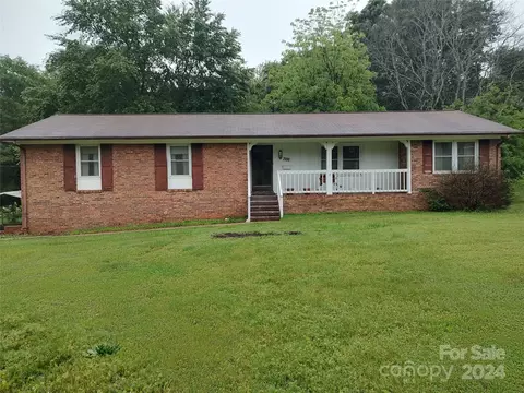 2090 25th Street Dr, Hickory, NC 28601