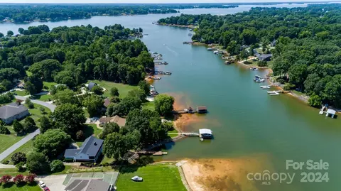 242 Spring Run Dr, Mooresville, NC 28117