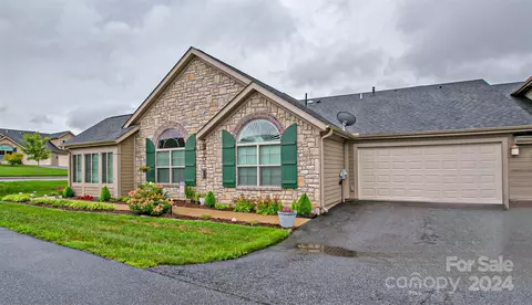 392 Summerfield Pl, Flat Rock, NC 28731