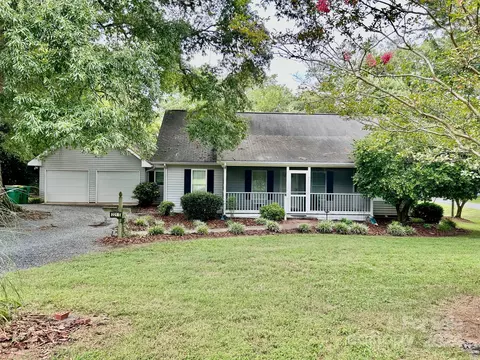 221 E 3rd St, Oakboro, NC 28129