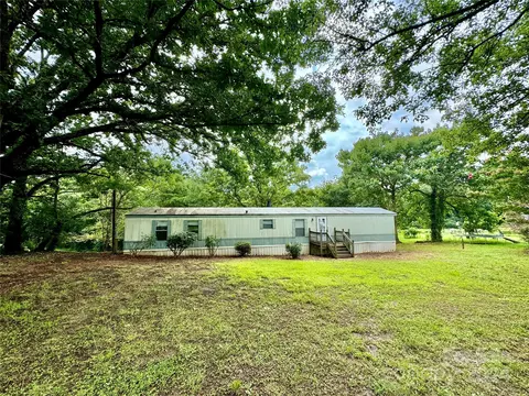 231 Horseshoe Dr, Mount Holly, NC 28120