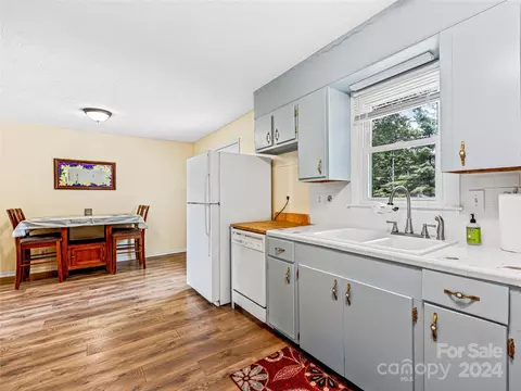 5121 Howard Gap Rd, Flat Rock, NC 28731 photo 4