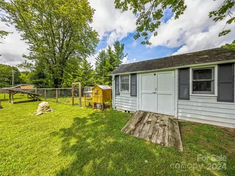 5121 Howard Gap Rd, Flat Rock, NC 28731 photo 17