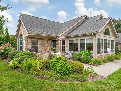 354 Summerfield Pl, Flat Rock, NC 28731