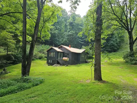 379 Chestnut Hill Rd, Burnsville, NC 28714