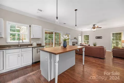 105 Foxtail Dr, Mooresville, NC 28117