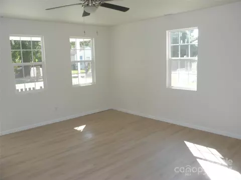 Living - 37 Davis St, Cheraw, SC 29520 photo 2 of 2