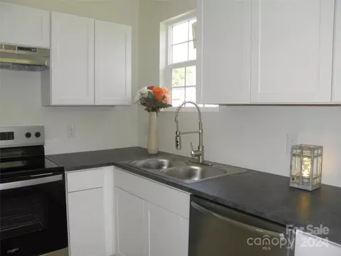 Kitchen - 37 Davis St, Cheraw, SC 29520 photo 2 of 3