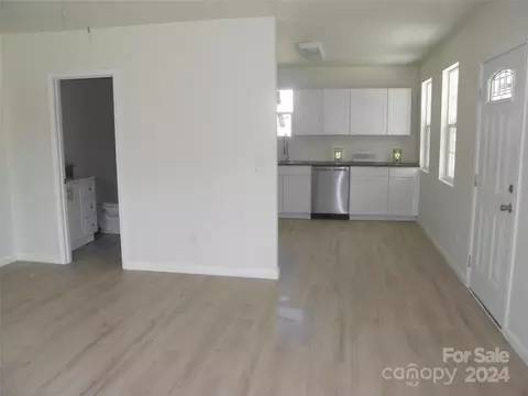 Living - 37 Davis St, Cheraw, SC 29520 photo 1 of 2