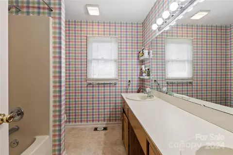Bath - 126 Freshfield Dr, Hudson, NC 28638 photo 2 of 2