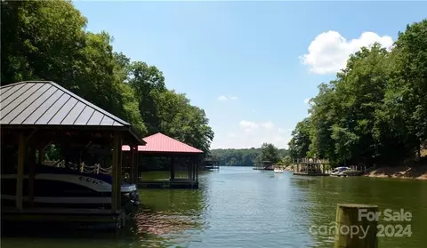 216 S Harbor Watch Dr, Statesville, NC 28677