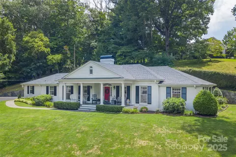 568 Country Club Dr, Waynesville, NC 28786