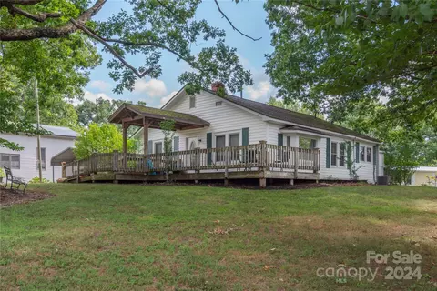 6 Oak Valley Dr, Swannanoa, NC 28778