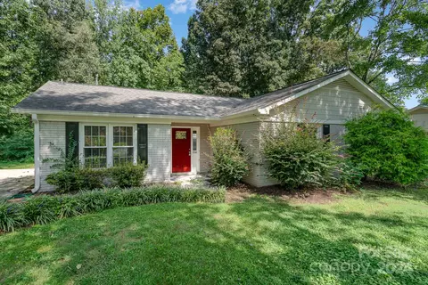 8210 Willowlake Ct, Charlotte, NC 28227
