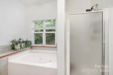 Bath - 2806 Winghaven Ln, Charlotte, NC 28210 photo 2 of 3