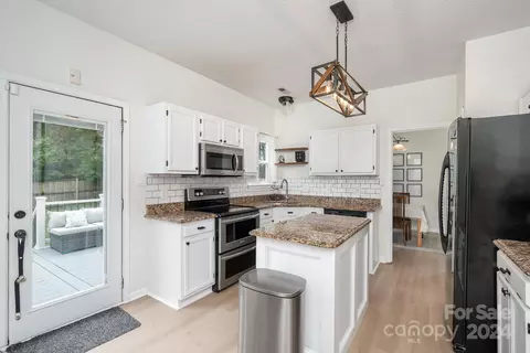 Kitchen - 2806 Winghaven Ln, Charlotte, NC 28210 photo 2 of 2