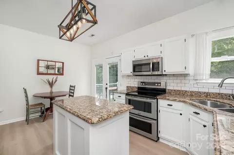 Kitchen - 2806 Winghaven Ln, Charlotte, NC 28210 photo 1 of 2