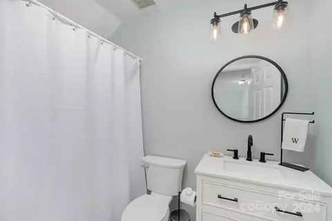 Bath - 2806 Winghaven Ln, Charlotte, NC 28210 photo 3 of 3