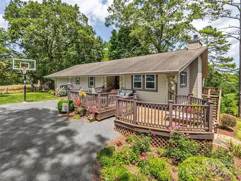 584 Oak Ridge Dr, Clyde, NC 28721
