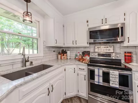 Kitchen - 2316 Lake Rd, Ridgeway, SC 29130 photo 4 of 5