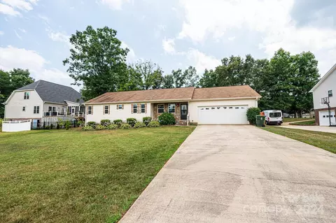 106 Cabin Creek Dr, Hudson, NC 28638
