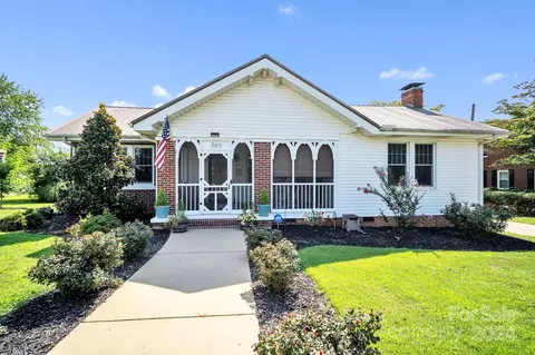 503 S Townville St, Seneca, SC 29678