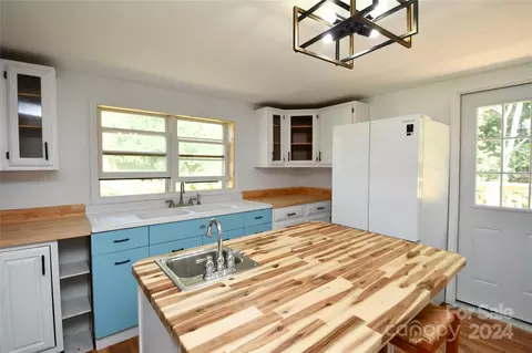 Kitchen - 149 Phillips Rd, Spruce Pine, NC 28777 photo 5 of 9
