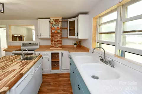 Kitchen - 149 Phillips Rd, Spruce Pine, NC 28777 photo 7 of 9