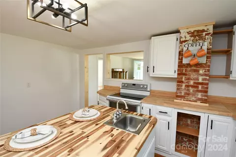 Kitchen - 149 Phillips Rd, Spruce Pine, NC 28777 photo 2 of 9