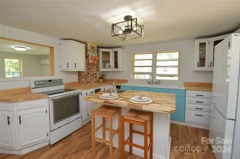 Kitchen - 149 Phillips Rd, Spruce Pine, NC 28777 photo 3 of 9