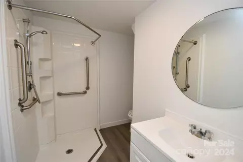 Bath - 149 Phillips Rd, Spruce Pine, NC 28777 photo 1 of 2