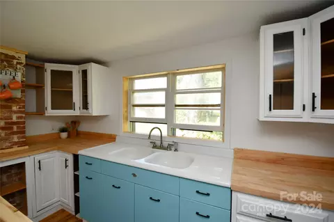 Kitchen - 149 Phillips Rd, Spruce Pine, NC 28777 photo 6 of 9