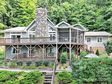 2525 Eagles Nest Rd, Waynesville, NC 28786