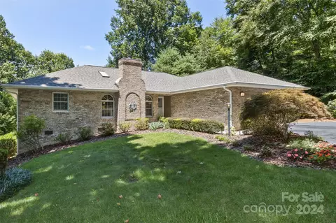 1310 Mountain Meadow Dr, Hendersonville, NC 28739