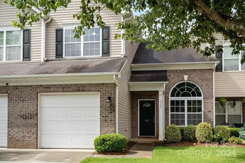 913 Standen Place Ct, Pineville, NC 28134
