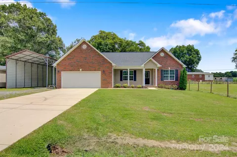 3222 Sulphur Springs Rd, Hickory, NC 28601
