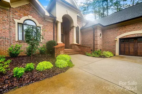 Exterior - 18943 Peninsula Point Dr, Cornelius, NC 28031 photo 3 of 7